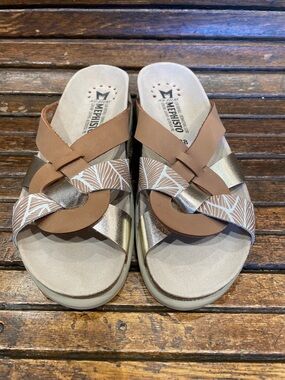 Mephisto Bronze Metallic and Tan Patterned Cross-Strap Sandals